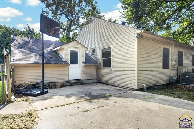 2833 SW Hillcrest RD, Topeka, KS 66614