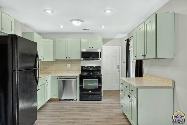 2833 SW Hillcrest RD, Topeka, KS 66614