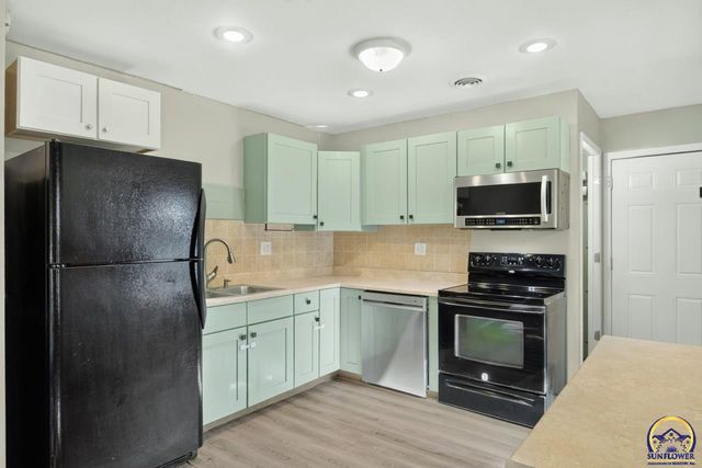 2833 SW Hillcrest RD, Topeka, KS 66614