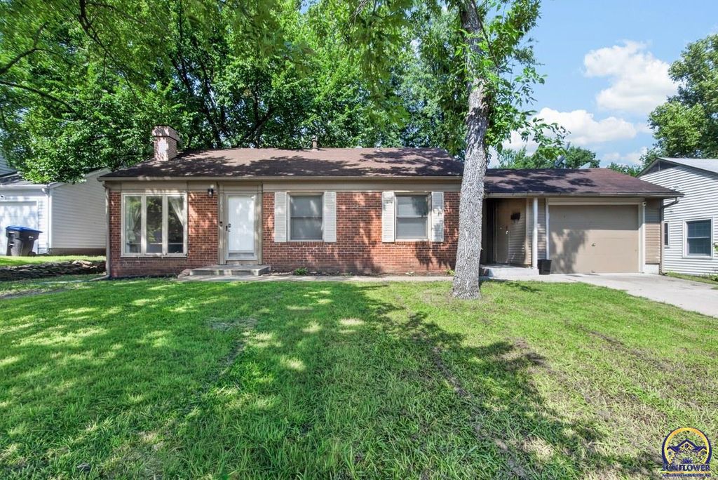 2833 SW Hillcrest RD, Topeka, KS 66614