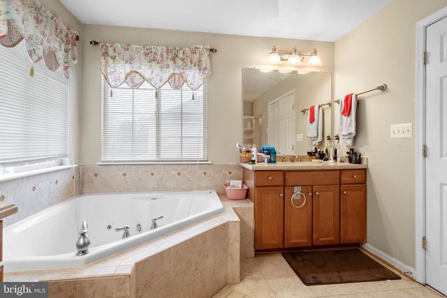 230 SUMMER GROVE DR, Kearneysville, WV 25430