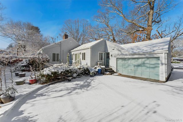 232 Round Hill Road, Roslyn Heights, NY 11577