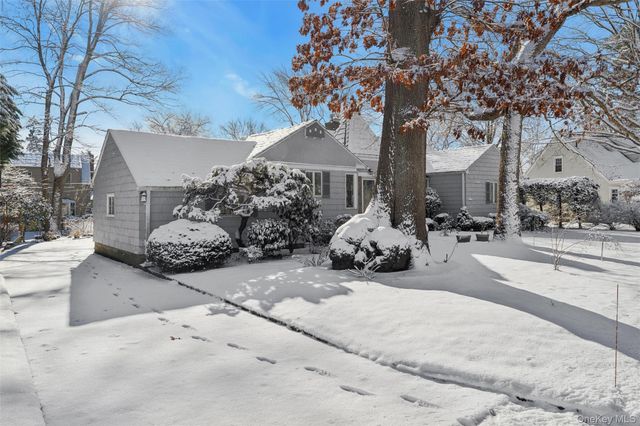 232 Round Hill Road, Roslyn Heights, NY 11577