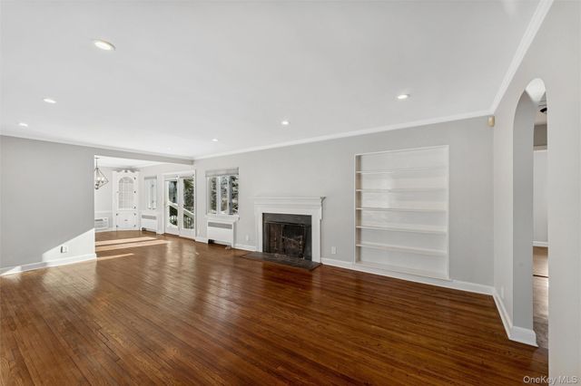 232 Round Hill Road, Roslyn Heights, NY 11577