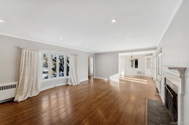 232 Round Hill Road, Roslyn Heights, NY 11577