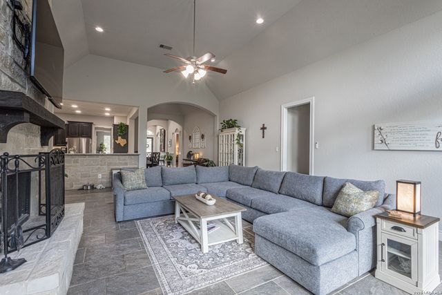 2620 MALBOONA MEWS DR, New Braunfels, TX 78132