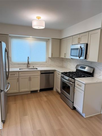 1477 Rue Deauville Boulevard, Ypsilanti, MI 48198