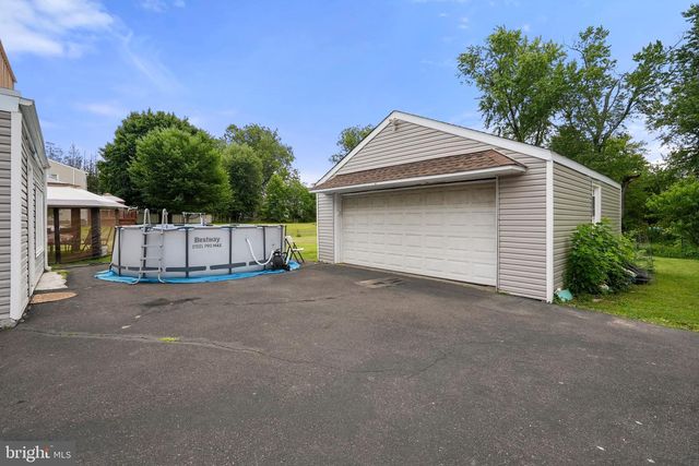 110 W BRISTOL RD, Warminster, PA 18974