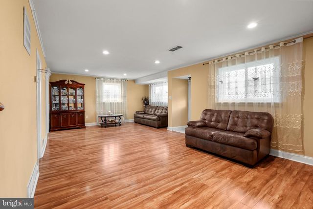 110 W BRISTOL RD, Warminster, PA 18974
