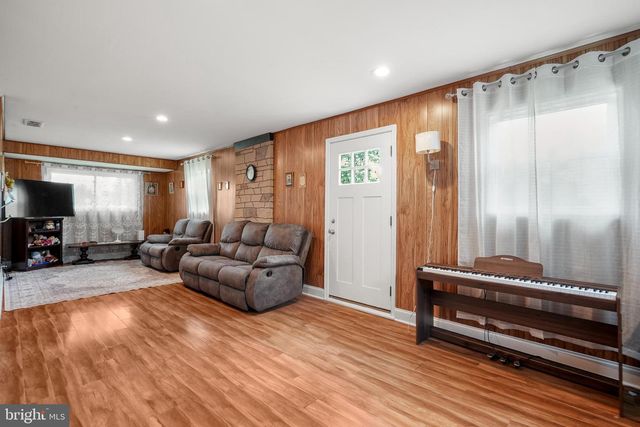 110 W BRISTOL RD, Warminster, PA 18974