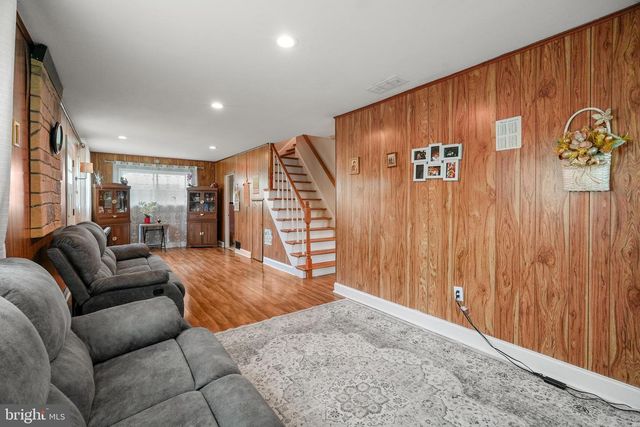110 W BRISTOL RD, Warminster, PA 18974