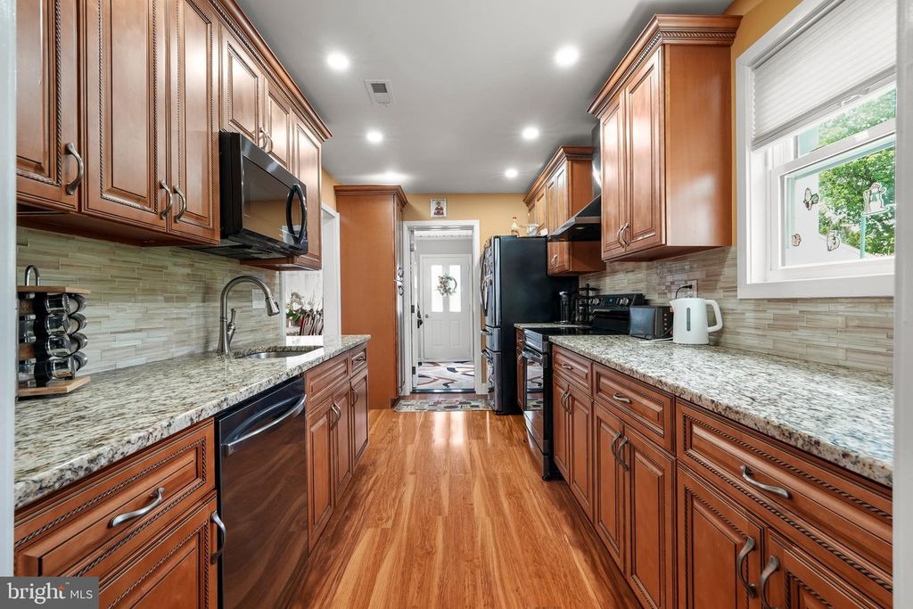 110 W BRISTOL RD, Warminster, PA 18974