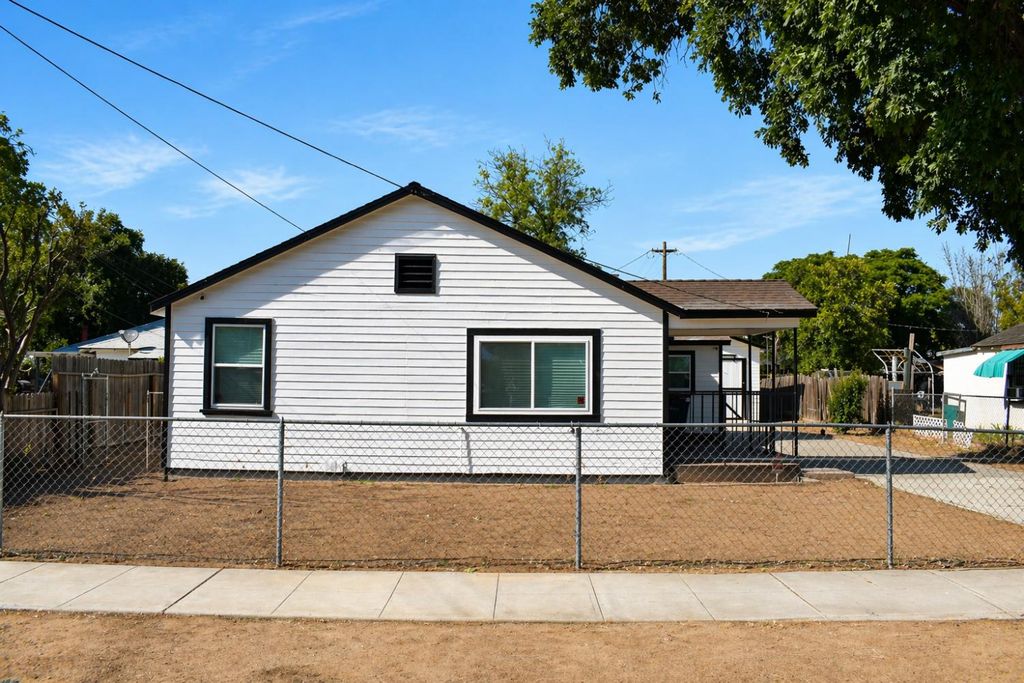 Image 2 of property listing at 4155 E Clay Avenue, Fresno, CA 93702