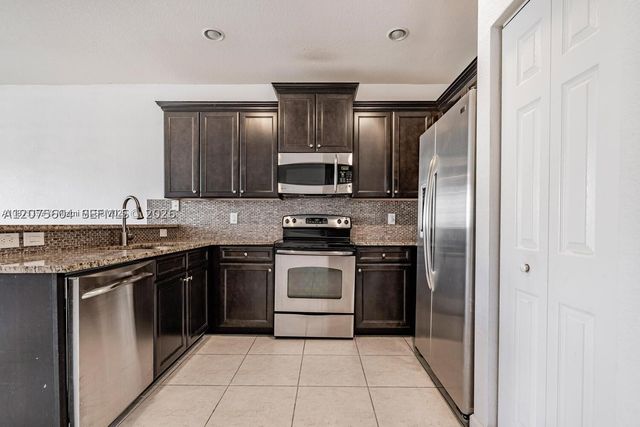 8945 NW 98th Ave, Doral, FL 33178