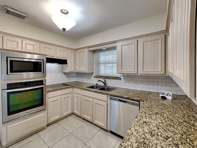 105 Saint Andrews Drive, Friendswood, TX 77546