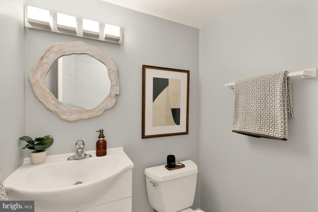 7807 SNEAD LN, Falls Church, VA 22043