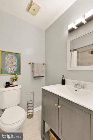 7807 SNEAD LN, Falls Church, VA 22043