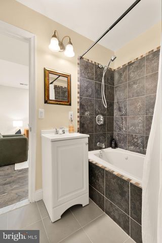 7807 SNEAD LN, Falls Church, VA 22043