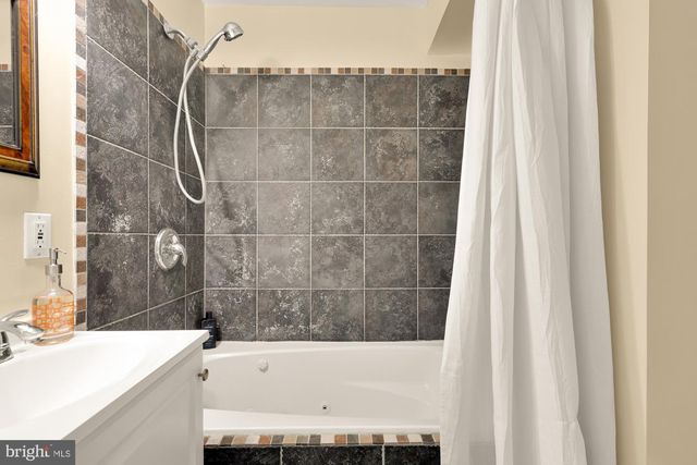 7807 SNEAD LN, Falls Church, VA 22043