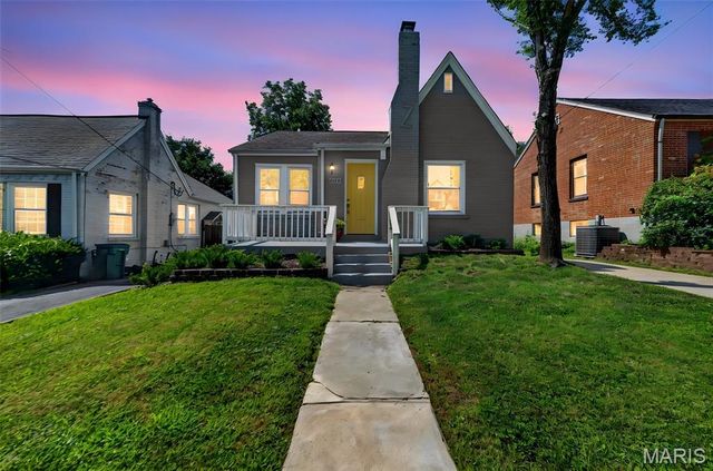 8934 Pine Avenue, Brentwood, MO 63144