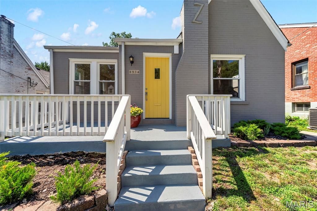 8934 Pine Avenue, Brentwood, MO 63144