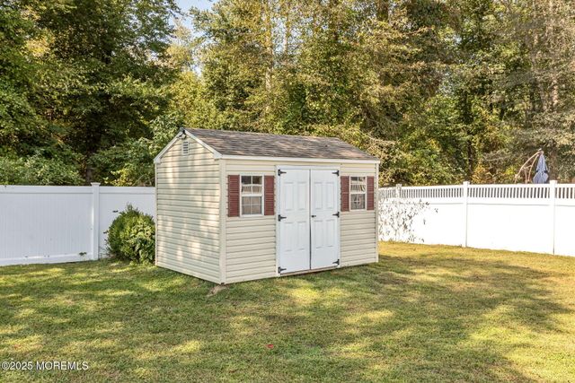 15 Crossbrooke Court, Howell, NJ 07731