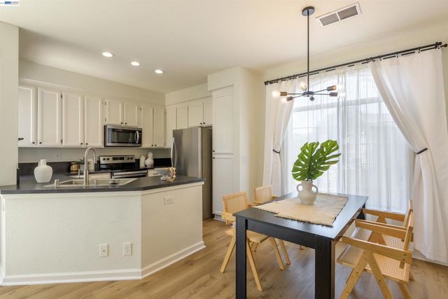 7633 Tuscany Dr, Dublin, CA 94568