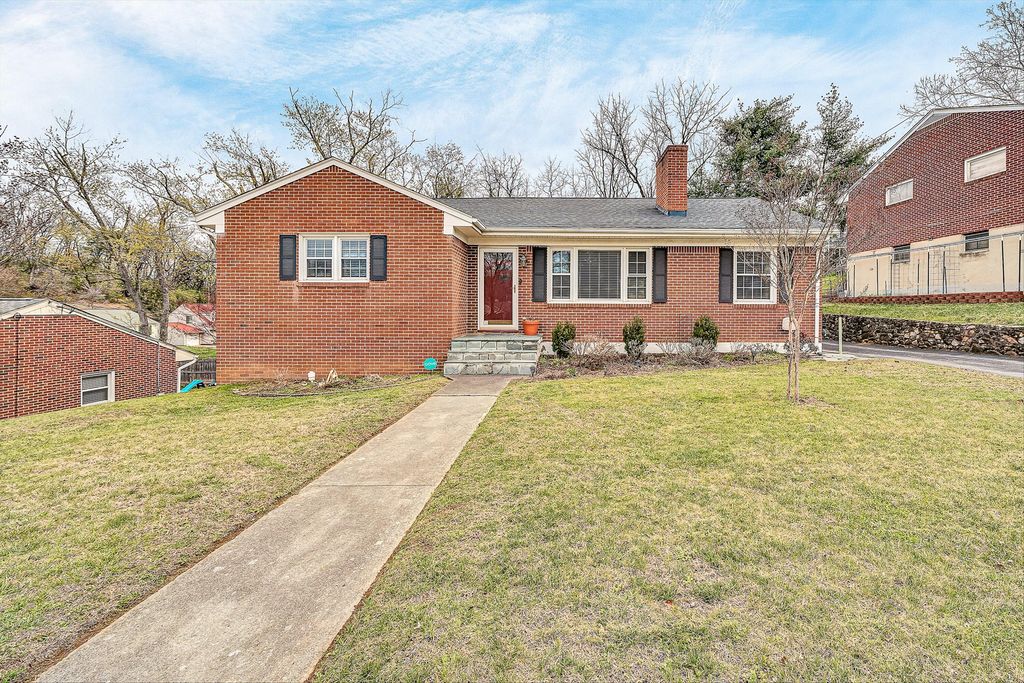 2726 Thorndale ST, Roanoke, VA 24015