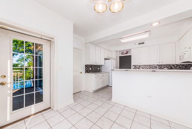 101 Pointe Drive 103, Northbrook, IL 60062