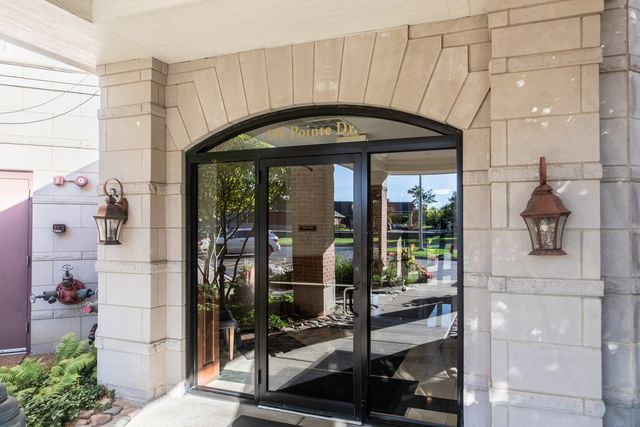 101 Pointe Drive 103, Northbrook, IL 60062