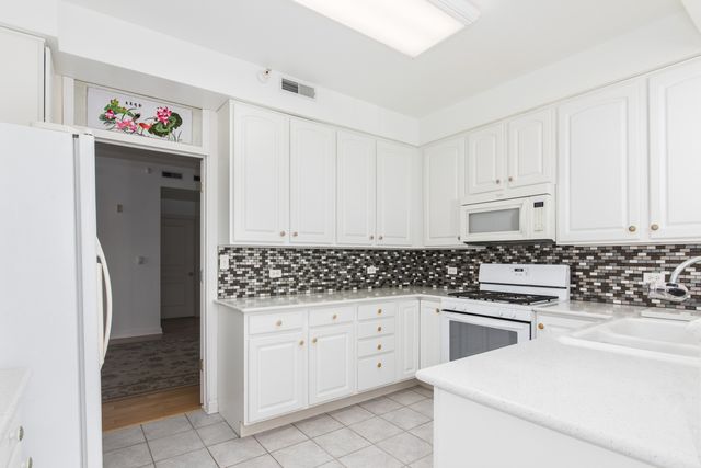 101 Pointe Drive 103, Northbrook, IL 60062