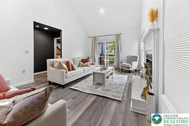 230 Hawthorne Village Court, Middle Smithfield Twp, PA 18302