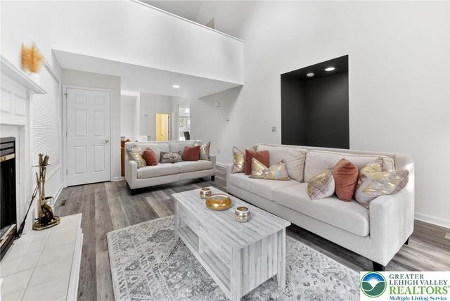 230 Hawthorne Village Court, Middle Smithfield Twp, PA 18302