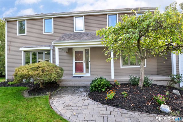 16 Virginia La, Farmington, CT 06085