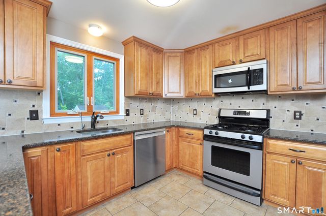16 Virginia La, Farmington, CT 06085