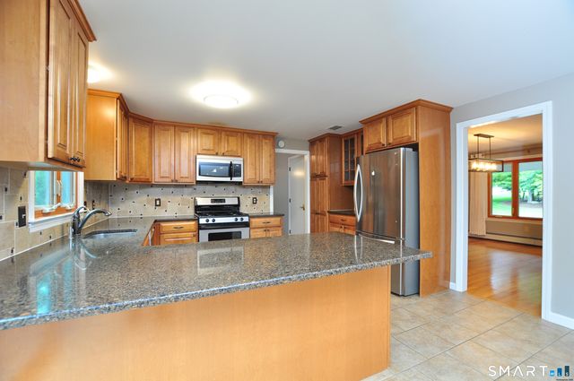16 Virginia La, Farmington, CT 06085