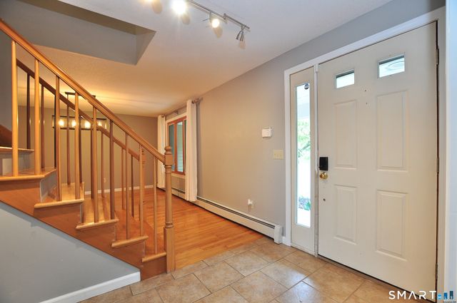 16 Virginia La, Farmington, CT 06085