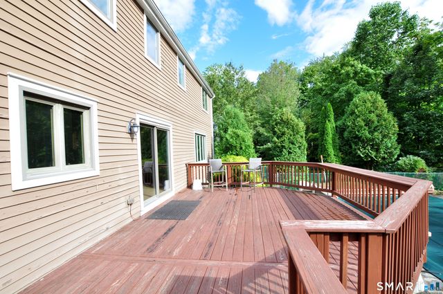 16 Virginia La, Farmington, CT 06085
