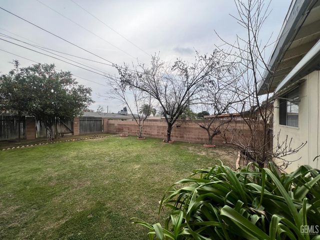 2907 Driller Avenue, Bakersfield, CA 93306