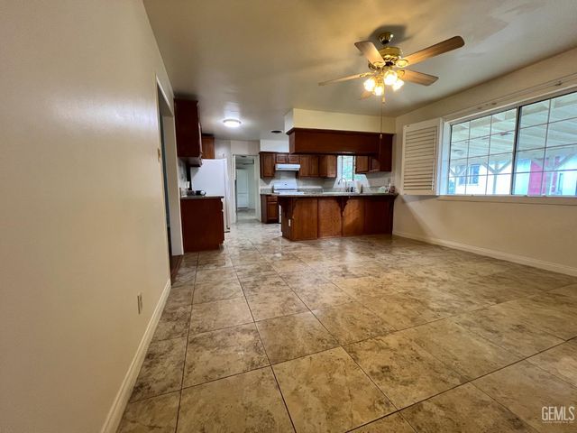 2907 Driller Avenue, Bakersfield, CA 93306