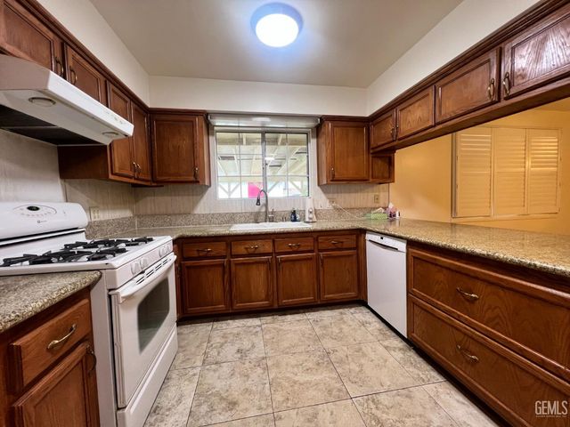 2907 Driller Avenue, Bakersfield, CA 93306