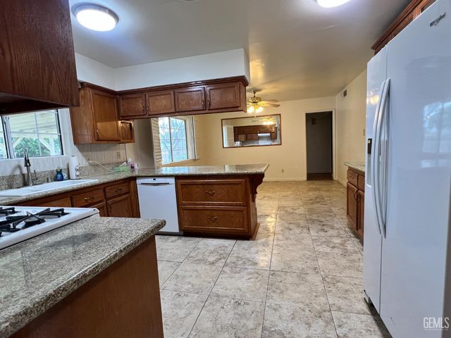 2907 Driller Avenue, Bakersfield, CA 93306