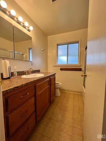 2907 Driller Avenue, Bakersfield, CA 93306