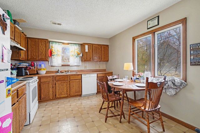630 E Saint Joseph Street, Paw Paw Vllg, MI 49079