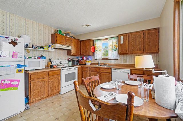 630 E Saint Joseph Street, Paw Paw Vllg, MI 49079