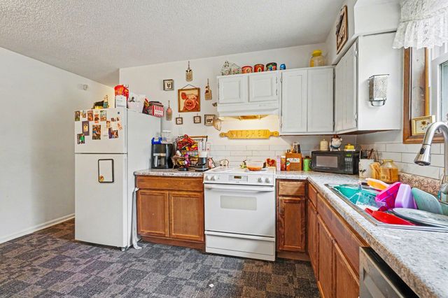 630 E Saint Joseph Street, Paw Paw Vllg, MI 49079