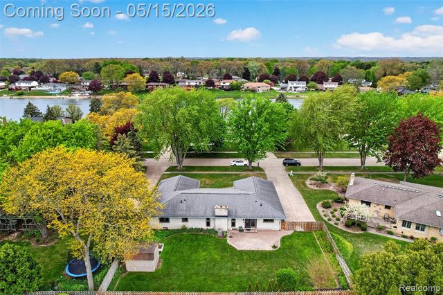 54524 Pocahontas Drive, Shelby Twp, MI 48315