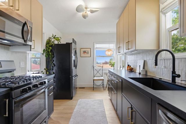 2921 Parker Ave, Oakland, CA 94605