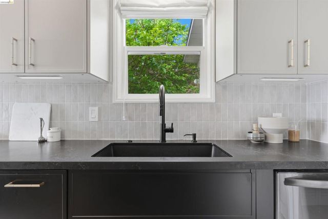 2921 Parker Ave, Oakland, CA 94605