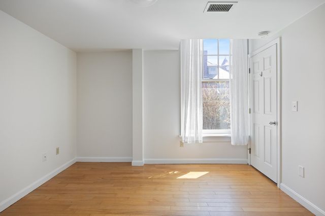 300 Main St Apt 5, Burlington, VT 05401
